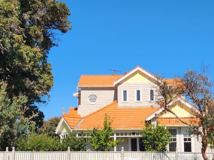 Bright yellow gable stucco on Melbourne weatherboard home